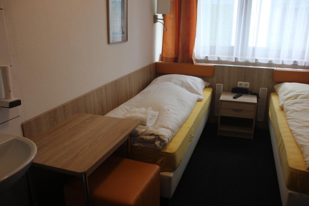 Airport-Hotel Zum Taubengrund Kelsterbach Kültér fotó