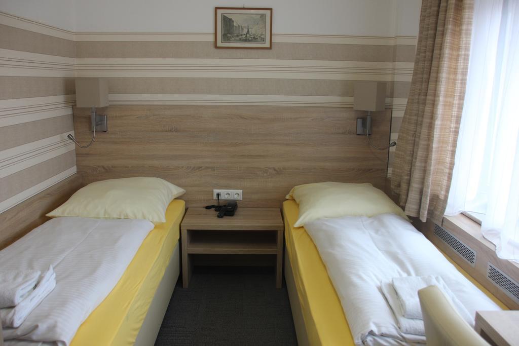 Airport-Hotel Zum Taubengrund Kelsterbach Kültér fotó